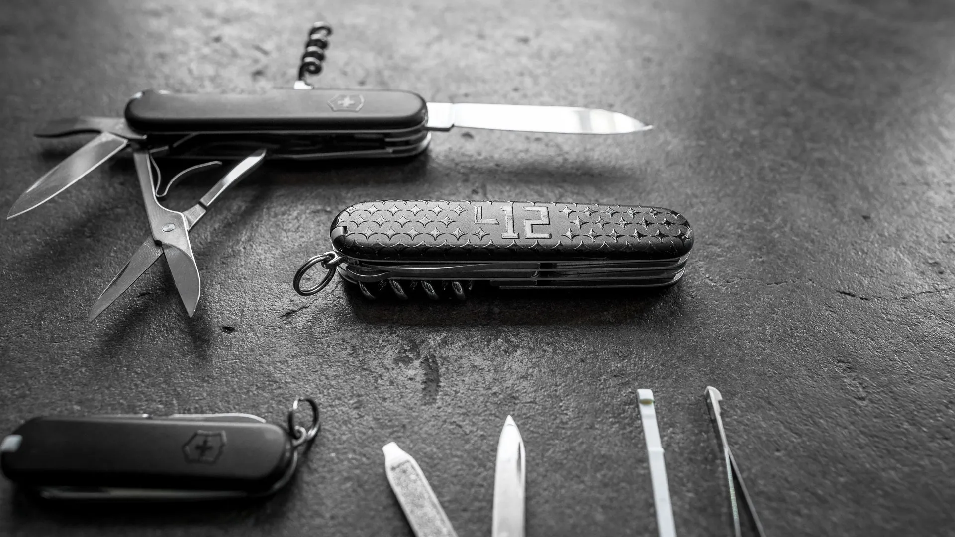 412® Swiss Army Embossed Pocket Knife