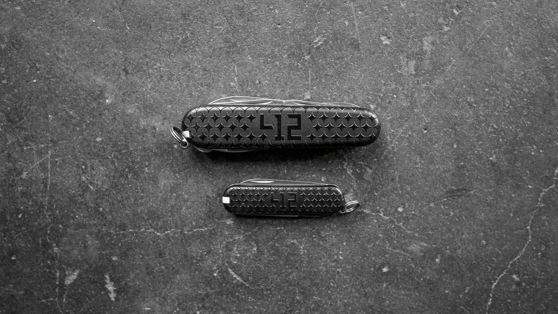 412® Swiss Army Embossed Pocket Knife